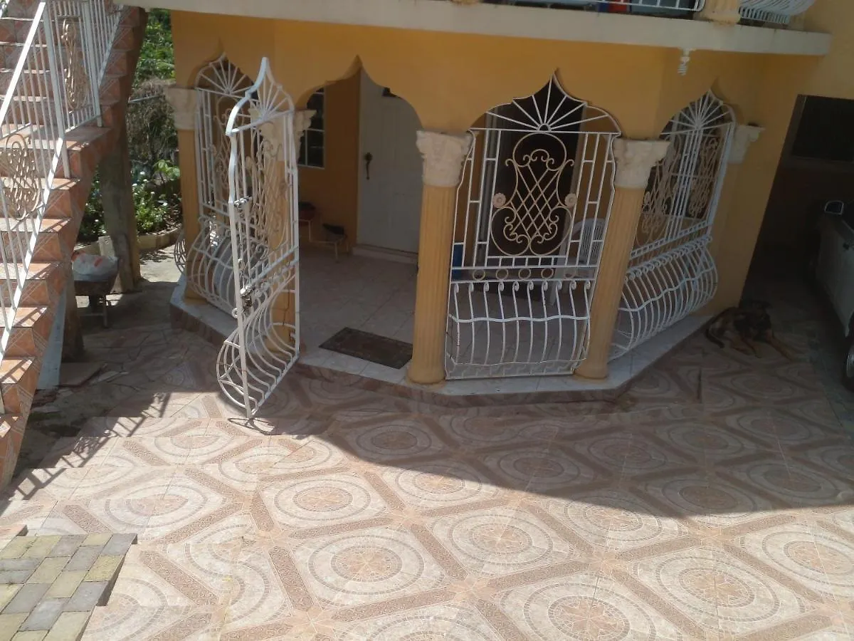 Casa de hóspedes Happy And Comfortable Home Montego Bay
